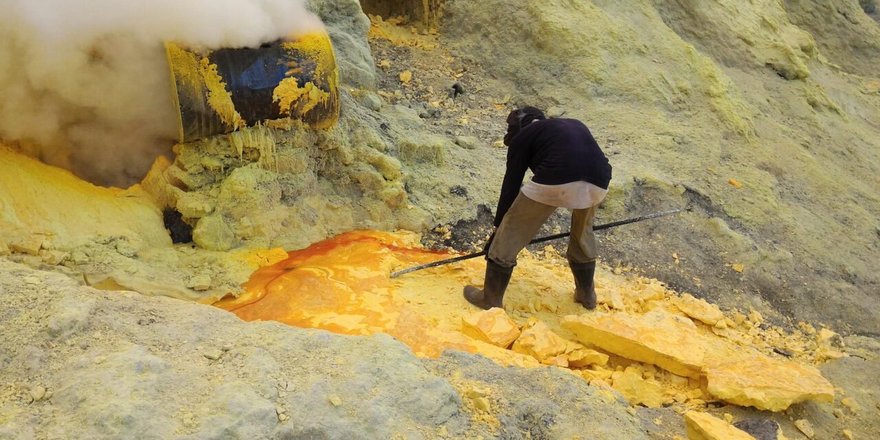 What are the challenges of mining oxide minerals compared to other mineral groups?