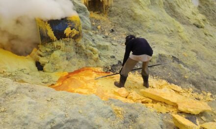 What are the challenges of mining oxide minerals compared to other mineral groups?